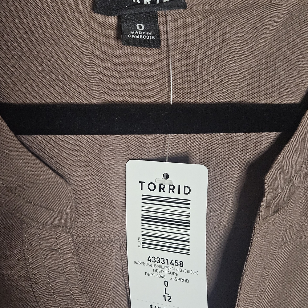 💥Sale💥NWT Torrid Women's Brown Button-Up Top - Picture 2 of 4